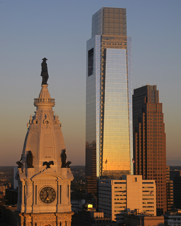 Alba sui grattacieli di Filadelfia: in primo piano la torre del Municipio, su cui svetta la statua di William Penn, fondatore della colonia della Pennsylvania.